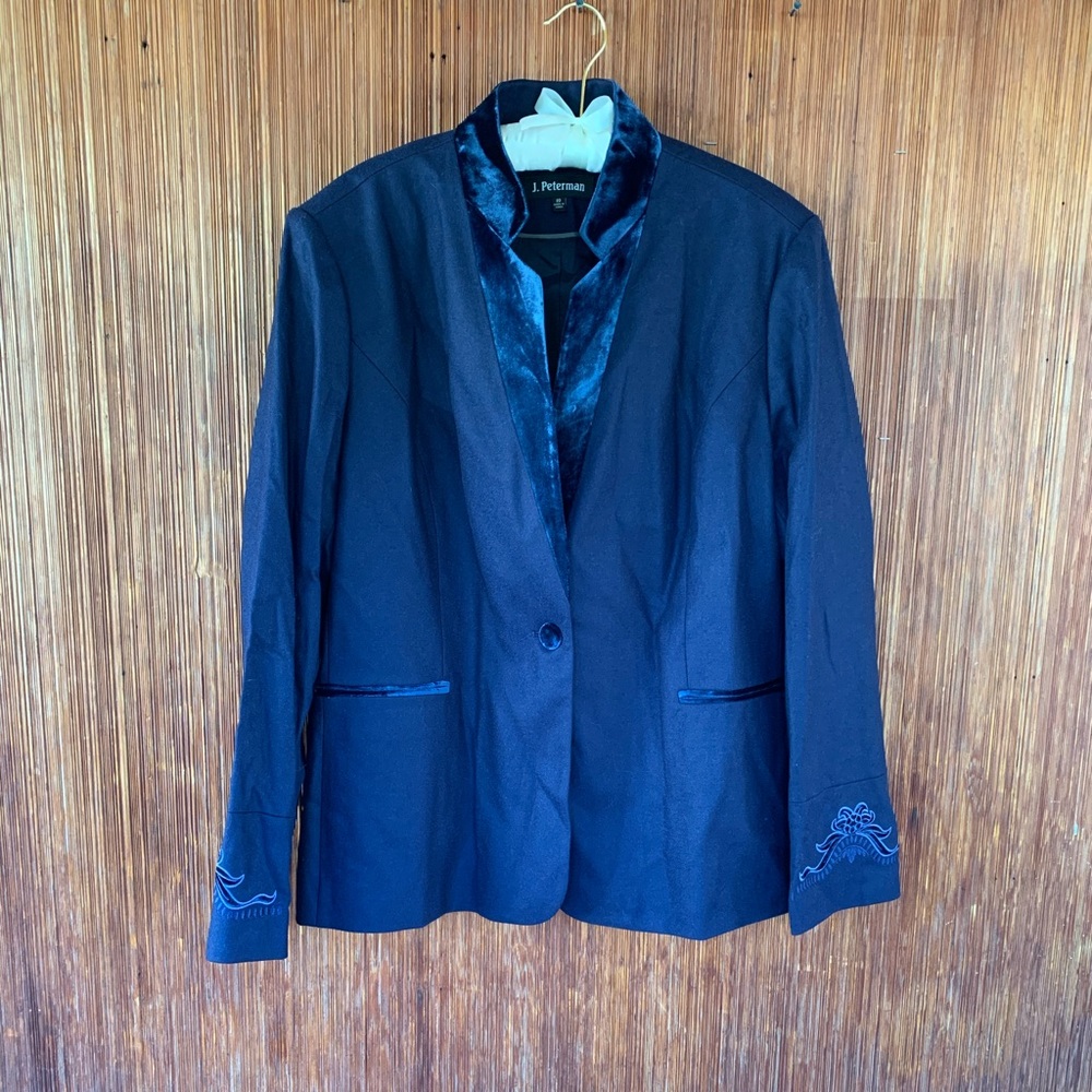 Detailed Sleeve and Velvet Collared Jacket